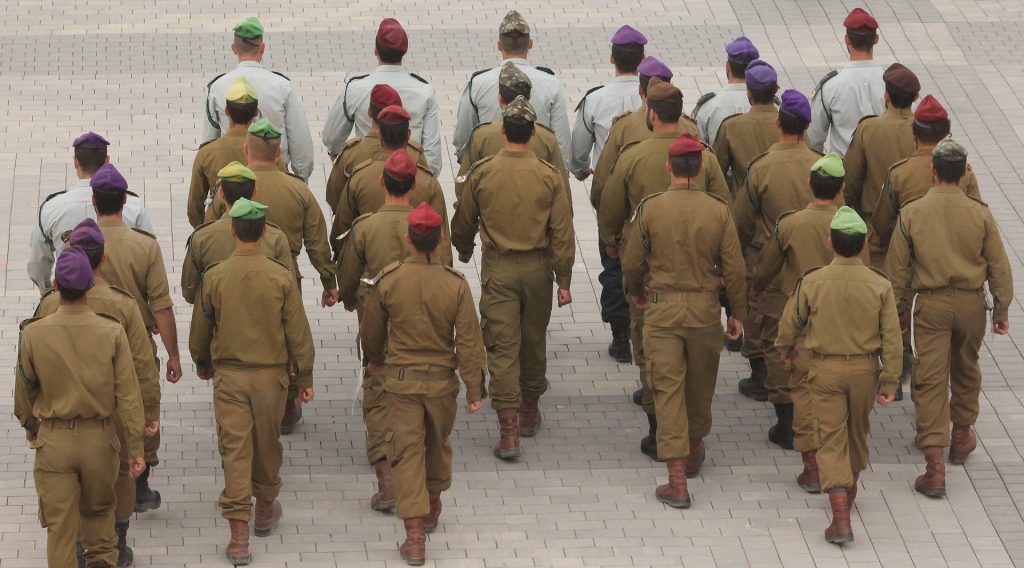 חיילי צה"ל הולכים בקבוצה