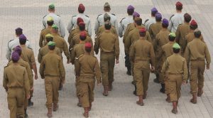 חיילי צה"ל הולכים בקבוצה